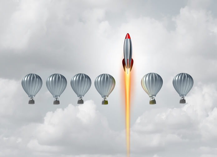 Imagem ilustrativa para o serviço de Assessoria a Startups: Desenho de balões e, entre eles, já passando um pouco acima, há um foguete